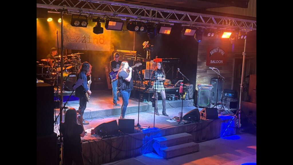 Rezzin8 at Curve Inn