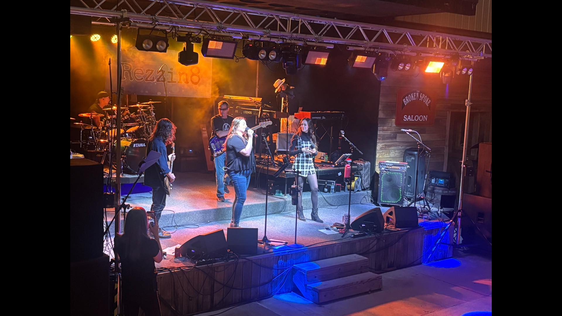 Rezzin8 at Curve Inn